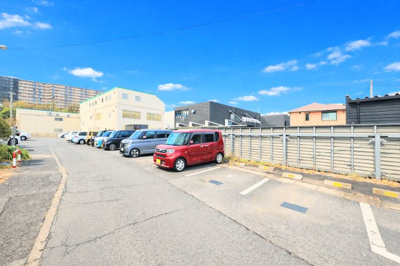 【駐車場】 | 東急ドエル江田ビレジB棟 | ◆その邸が魅せる、気品・上質・重厚感・極細やかさ、そのすべては訪れた者に安らぎと品性を与える特別な空間です。ここに住むからこそ意味がある。すべての（始まり）をここから迎えます。