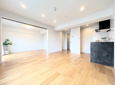 【居間・リビング】 | 東急ドエル江田ビレジB棟 | ◆一家だんらんのスペースとなるＬＤＫ。窓から明るい光が差し込み、思わず家族の会話も弾む快適な空間。