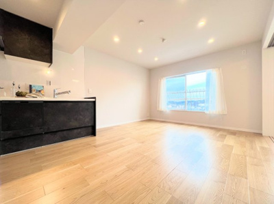 【洋室】 | 東急ドエル江田ビレジB棟 | ◆リビングは一日中太陽の光が射し込みます。家族が集まる空間は、自然と笑顔が溢れます！