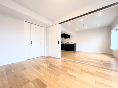 【洋室】 | 東急ドエル江田ビレジB棟 | ◆ご家族の会話がはずむ、開放的なＬＤＫです。休日はお陽さまの光をたっぷりととりこめるぽかぽかリビングで過ごしませんか？