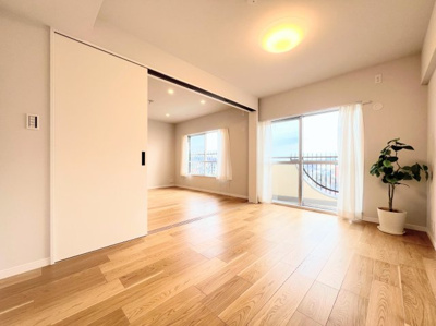 【洋室】 | 東急ドエル江田ビレジB棟 | ◆広々としたリビング・ダイニングは、シックでモダンな内装。落ち着いた雰囲気に包まれて、伸びやかな空間のなかで、ゆったりと家族団らんのひとときを過ごせます。