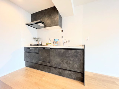 【キッチン】 | 東急ドエル江田ビレジB棟 | ◆デザイン性と機能性を兼ね備えたキッチンです。リビングスペースとの一体感が生まれ、広々空間を演出してくれます。