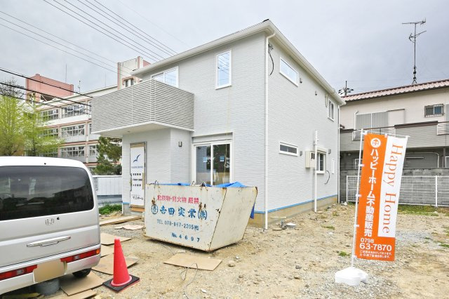 マドレコード寺本2丁目新築一戸建て│4LDK+駐車2台可(車種制限有)8号地の外観|現地外観正面写真です。
同社施工のご案内が即日可能です。物件の詳細はお気軽にお問い合わせください。