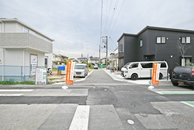 マドレコード寺本2丁目新築一戸建て│4LDK+駐車2台可(車種制限有)8号地の前面道路含む現地写真|位置指定道路入口から撮影した、前面道路含む現地外観写真です。