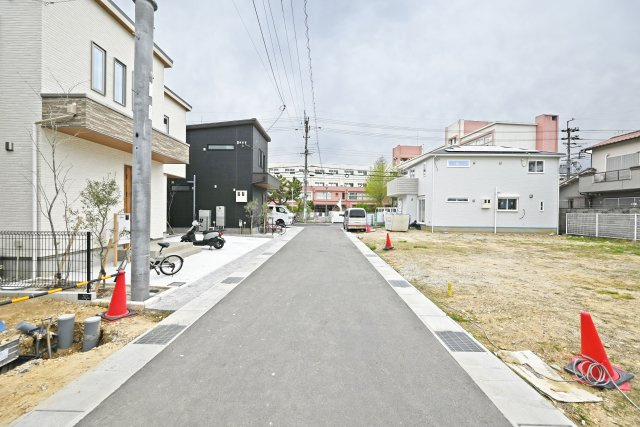 マドレコード寺本2丁目新築一戸建て│4LDK+駐車2台可(車種制限有)8号地の前面道路含む現地写真|南側道路幅員は約4.3ｍ幅です。