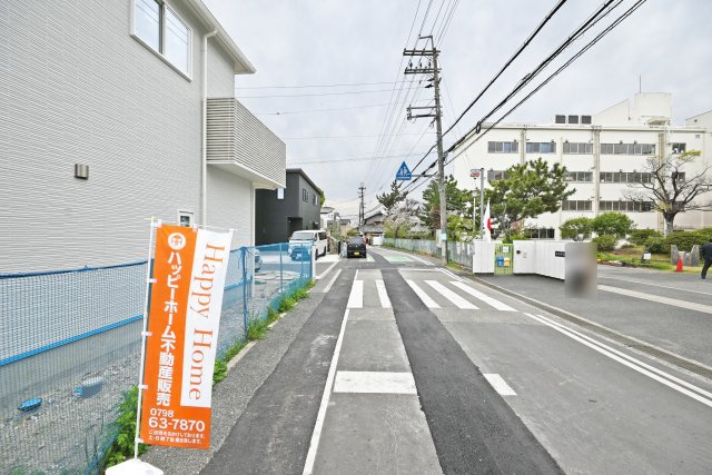 マドレコード寺本2丁目新築一戸建て│4LDK+駐車2台可(車種制限有)8号地の前面道路含む現地写真|西側道路幅員は約6.7ｍ幅です。
目の前には花里小学校もあり、通学されるお子様がいるご家庭も安心です。