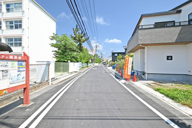 マドレコード寺本2丁目新築一戸建て│4LDK+駐車2台可(車種制限有)5号地の前面道路含む現地写真|西側道路幅員は約6.7ｍ幅です。