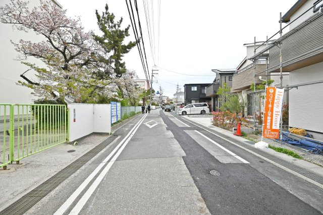 マドレコード寺本2丁目新築一戸建て│4LDK+駐車2台可(車種制限有)5号地の前面道路含む現地写真|現在建築中。今なら建物が完成してからでは見られない基礎段階の様子を見学して頂けます。