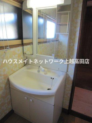 岩木貸家Ⅱの独立洗面台|２階の洗面台