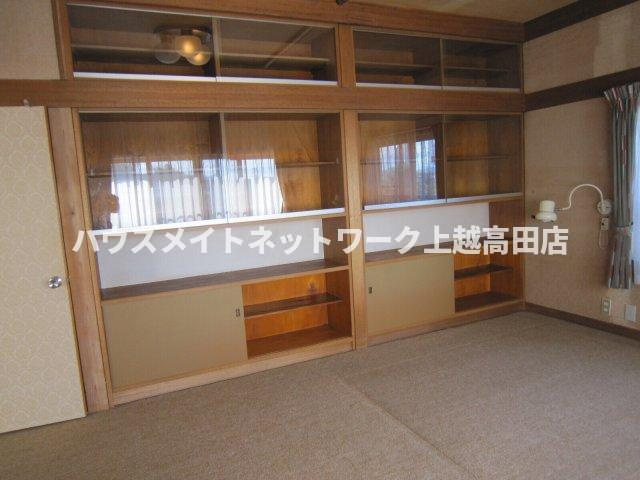 岩木貸家Ⅱの内装|10帖洋室の壁一面の収納