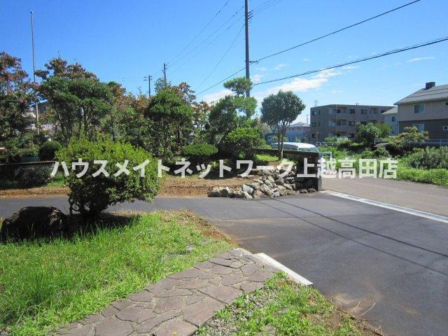 岩木貸家Ⅱの駐車場|東側道路に面した駐車場