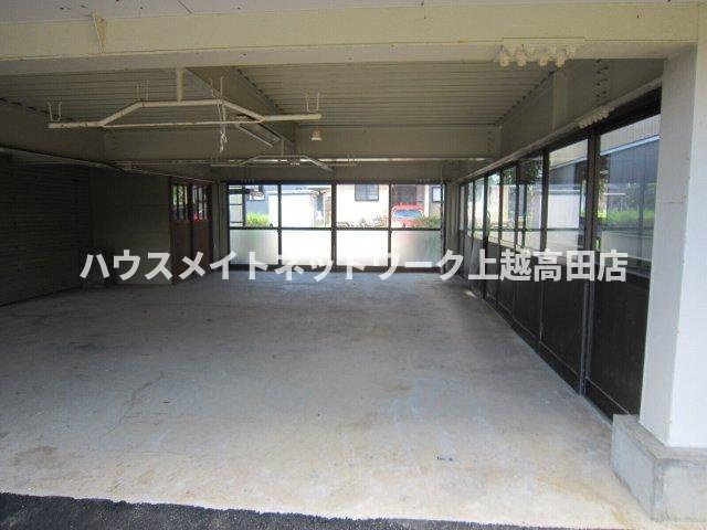 岩木貸家Ⅱの駐車場|１階高床車庫