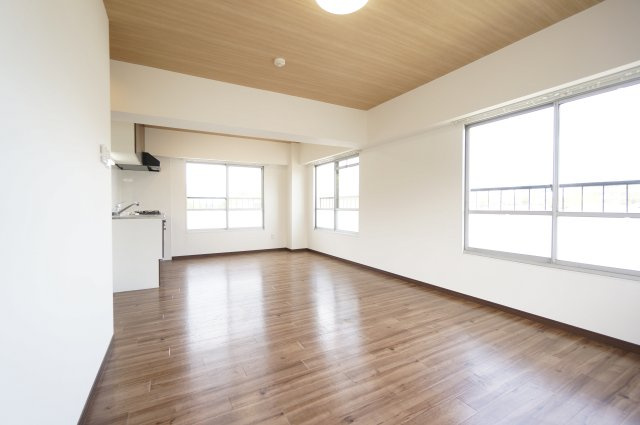 スカイレジデンス2号棟の居間・リビング|当日の見学大歓迎！
※すべて反転タイプのお写真です