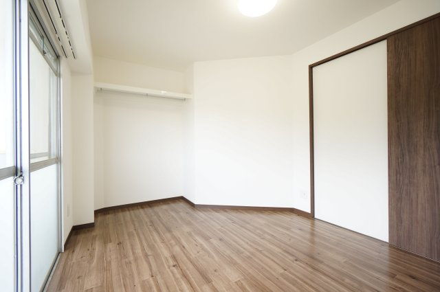 スカイレジデンス2号棟の寝室|諸条件、交渉などお任せ下さい！
※すべて反転タイプのお写真です