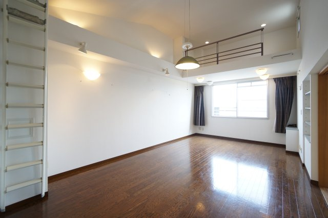 青葉の森公園通り５号棟の居間・リビング|お電話でのご予約がスムーズです！