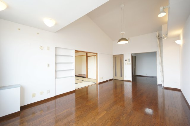 青葉の森公園通り５号棟の居間・リビング|ご見学・ご契約時の送迎可能！