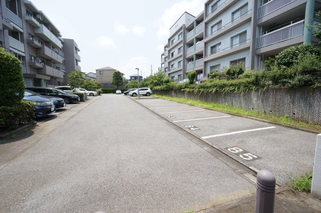 青葉の森公園通り５号棟の駐車場|初期費用ご相談ください！