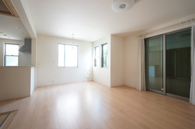 小仲台戸建の居間・リビング|水曜日、営業時間外もご相談ください！