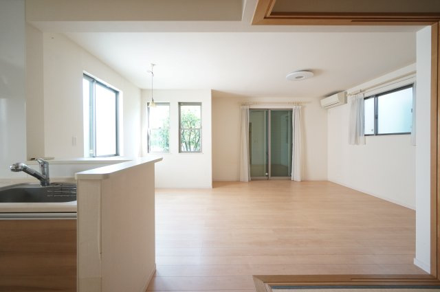 小仲台戸建の居間・リビング|オンライン対能応可！