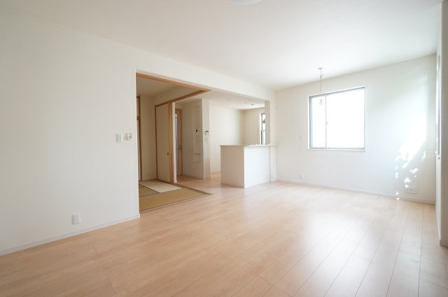 小仲台戸建の居間・リビング|当日の見学大歓迎！