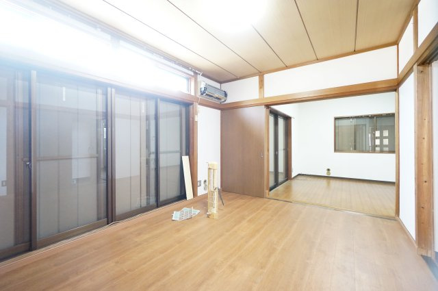 千葉市中央区矢作町戸建て　GROUNDestateの居間・リビング|水曜日、営業時間外もご相談ください！