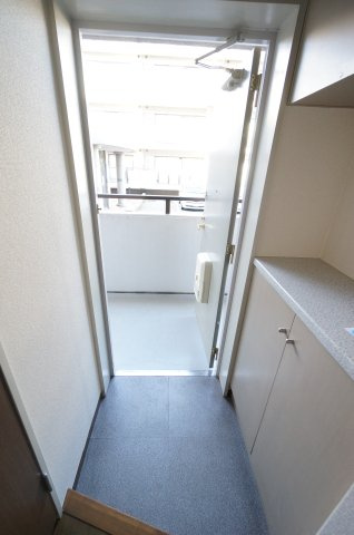 ロイヤルコーポ椿森の玄関|オンライン対能応可！