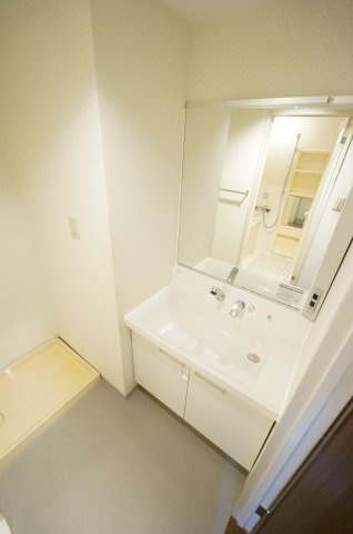 ロイヤルコーポ椿森の洗面所|オンライン対能応可！