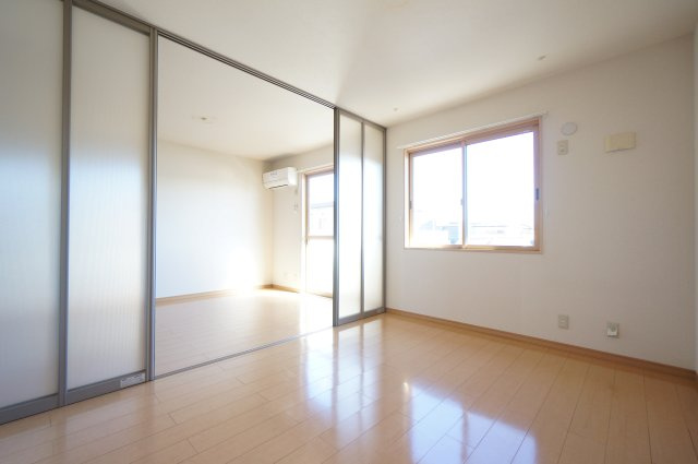 ルチェロ・ビアンコの洋室|物件、駅でお待ち合わせでのご案内歓迎！