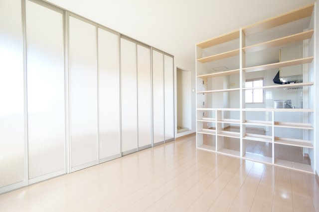 ルチェロ・ビアンコの居間・リビング|オンライン対能応可！