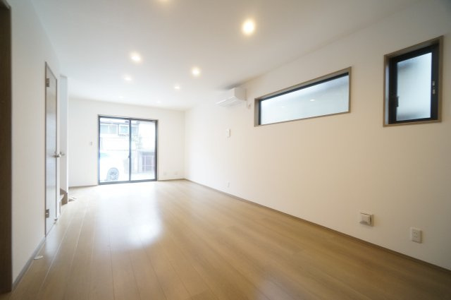 宮崎町戸建の居間・リビング|ご見学・ご契約時の送迎可能！