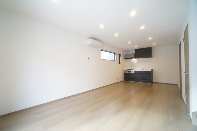 宮崎町戸建の居間・リビング|オンライン対能応可！