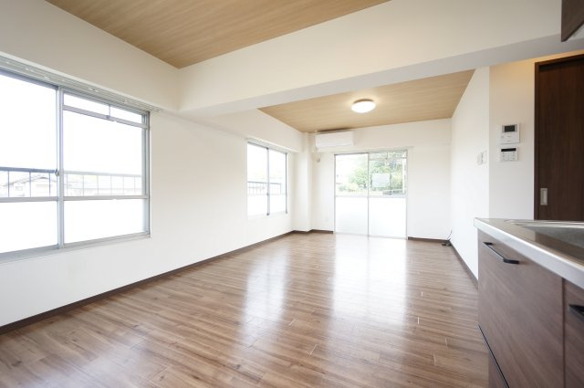 スカイレジデンス1号棟の居間・リビング|ご見学・ご契約時の送迎可能！