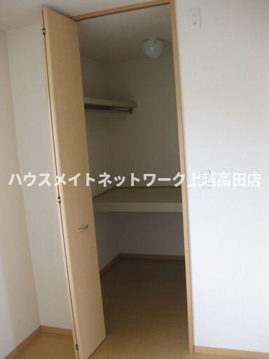 ロイヤルガーデン南城　Ａ棟の収納|ウォークインクローゼット