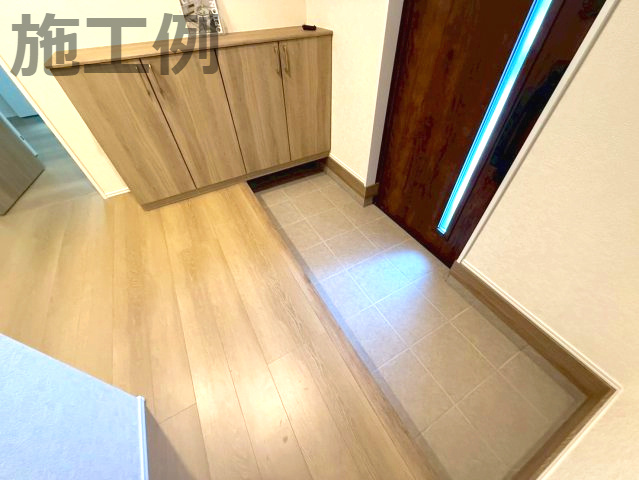 秦野市曽屋１丁目新築戸建て　第２-2号棟の玄関|収納もある玄関です