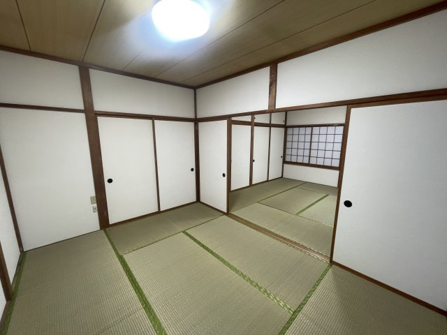 長岡市堀金３丁目のアパートの和室