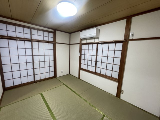 長岡市堀金３丁目のアパートの和室