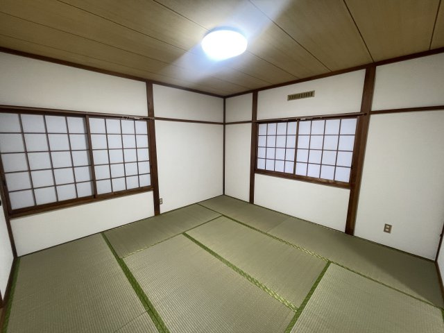 長岡市堀金３丁目のアパートの和室