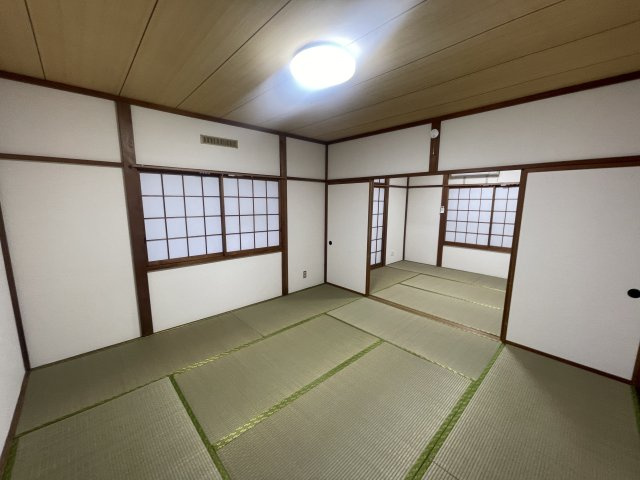 長岡市堀金３丁目のアパートの和室