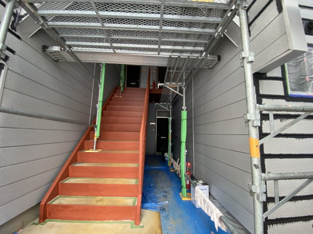 長岡市堀金３丁目のアパートのエントランス