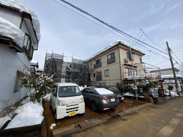 長岡市堀金３丁目のアパートの駐車場