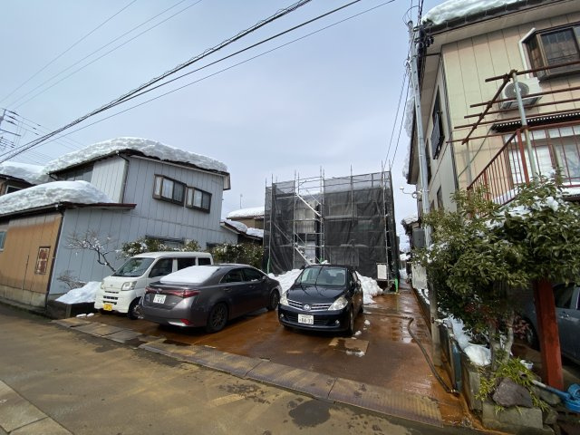 長岡市堀金３丁目のアパートの駐車場