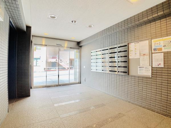 グランマルジュ市ヶ谷のエントランス