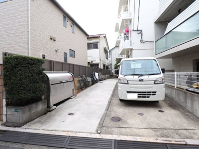 【居間・リビング】 | フジトモマンション駐車場