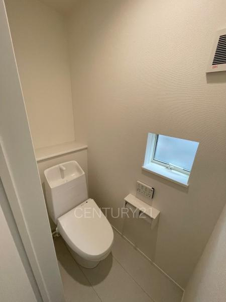 前橋市南町B号棟のトイレ|２階トイレです。
温水シャワー洗浄機能付きです。