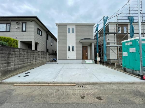 前橋市南町B号棟の前面道路含む現地写真|並列駐車可能な駐車場スペースです。