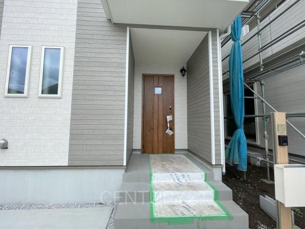 前橋市南町B号棟の玄関|スマートキー付きの玄関。
鍵を探すことなくドアの開閉が可能です。
郵便物を守る鍵付きポストです。
インターホンは録画機能付きで防犯面に優れます。