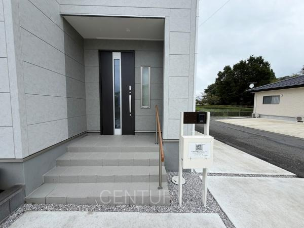 伊勢崎市東小保方町第2 7号棟の玄関