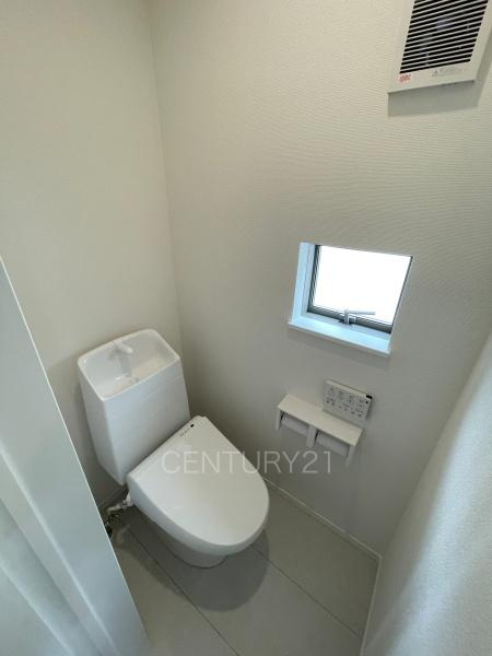 前橋市広瀬町A号棟のトイレ|２階トイレです。
温水シャワー洗浄機能付きです。