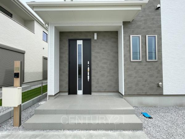 前橋市広瀬町A号棟の玄関|スマートキー付きの玄関。
鍵を探すことなくドアの開閉が可能です。
郵便物を守る鍵付きポストです。
インターホンは録画機能付きで防犯面に優れます。