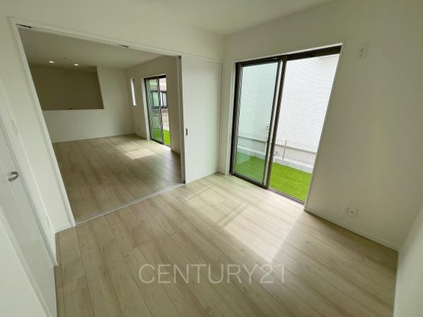 前橋市広瀬町B号棟の洋室|１階洋室です、LDKと続き間で開放感があります。
引き戸で簡単に仕切れますので状況に合わせた使い方ができます。